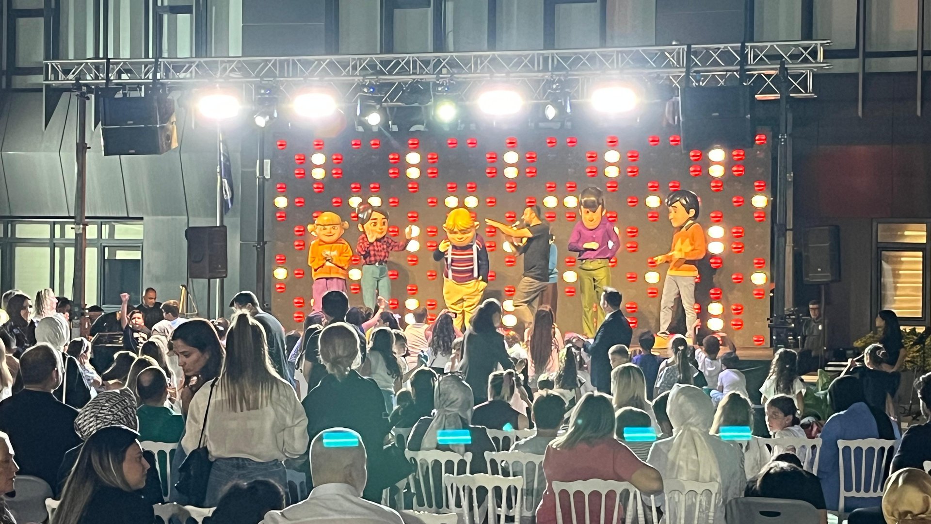Canlı konser performansı sanatçı ve seyirci ses sistemi